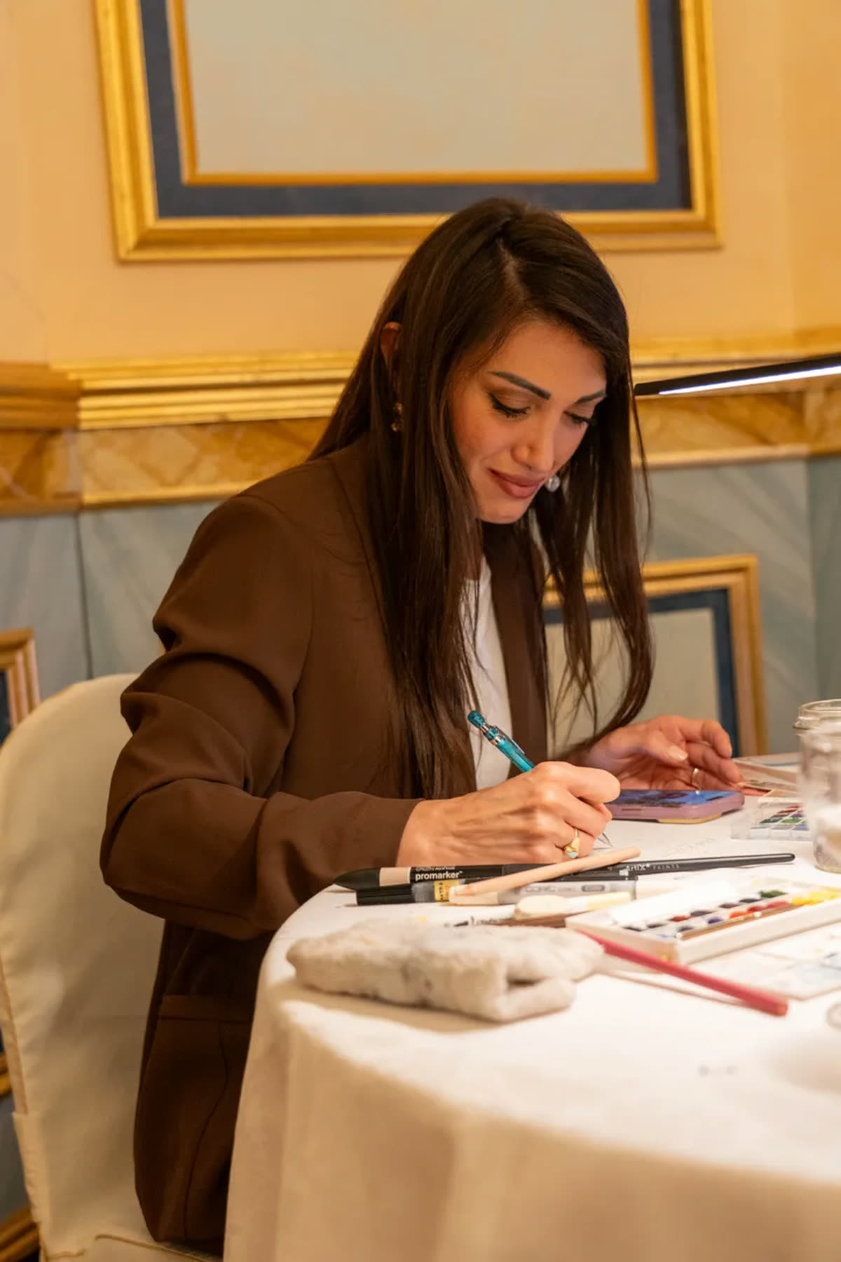 Sara Viglino mentre realizza un ritratto dal vivo durante un evento