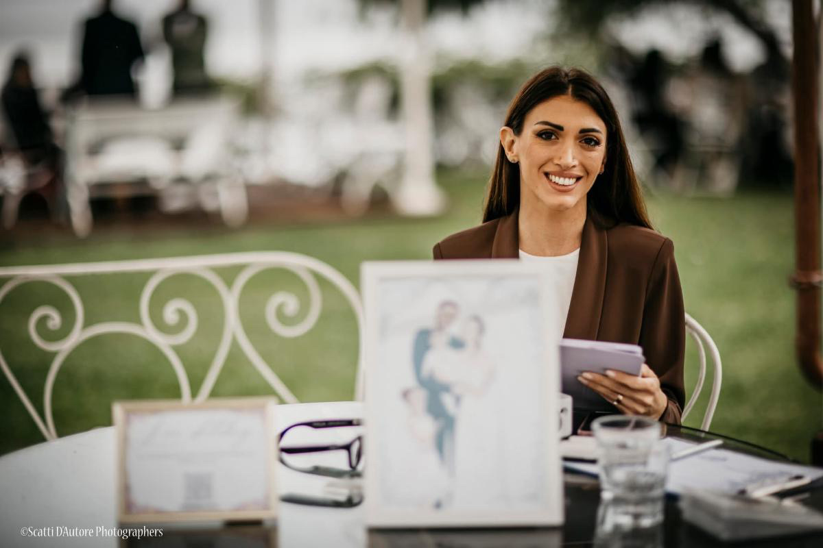 Sara Viglino disegna dal vivo durante un evento